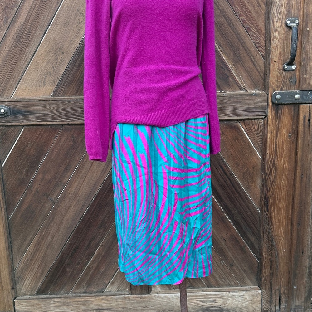 Elegant Magenta and Blue Midi Skirt Vtg
10/12